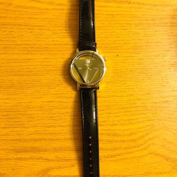 Black triangle watch - Picture 3 of 4